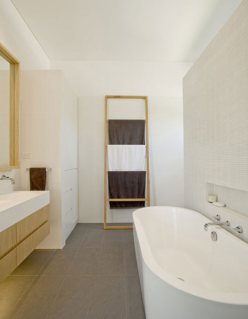Lichte badkamer met houten elementen