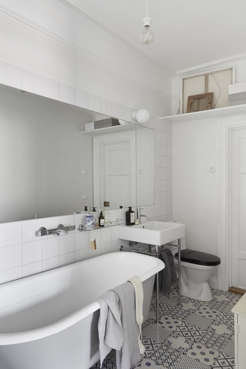 Lichte badkamer met een wit blauwe patchwork tegelvloer