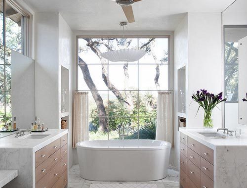 Lichte klassieke badkamer