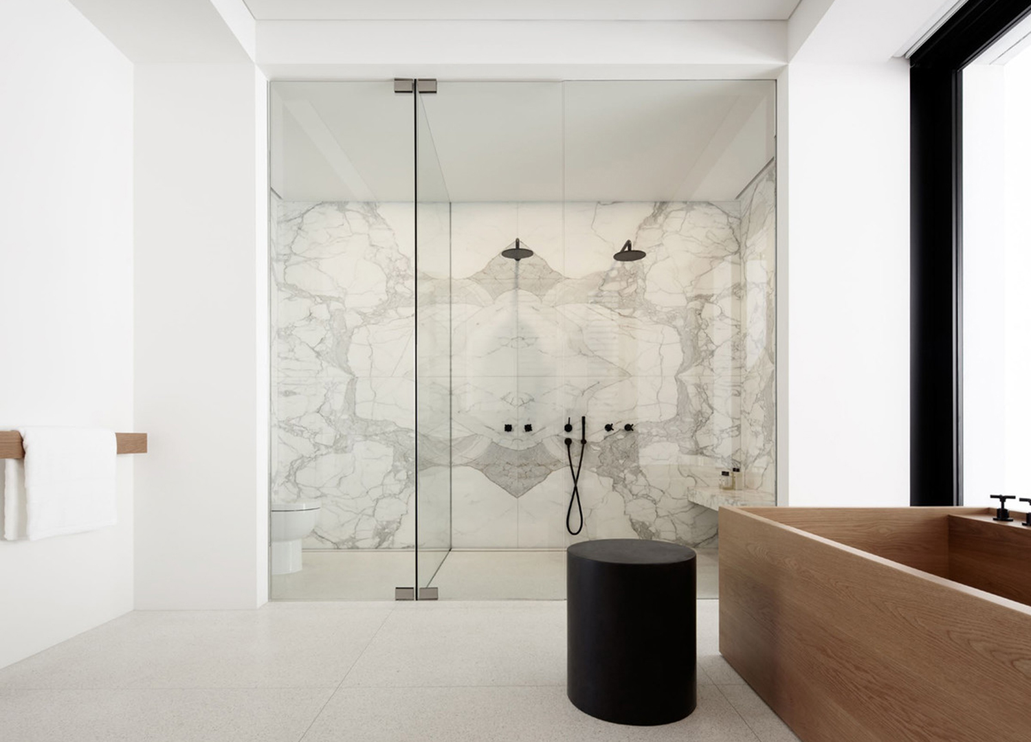 Lichte luxe badkamer door Redgen Mathieson architecten