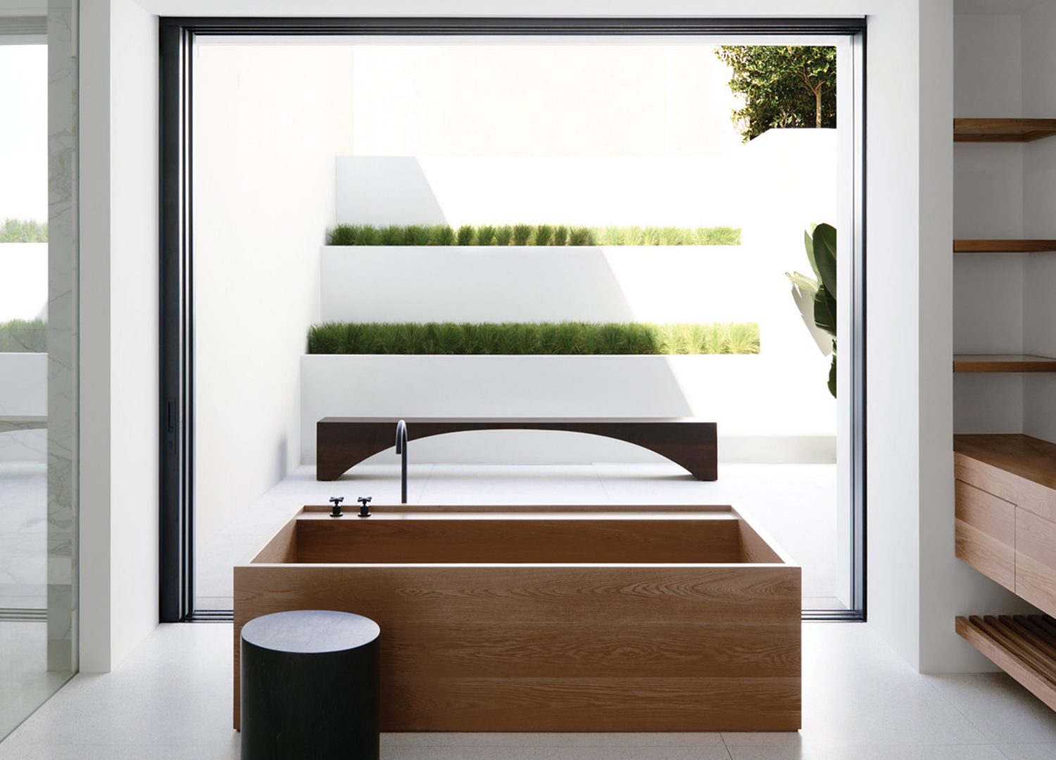 Lichte luxe badkamer door Redgen Mathieson architecten