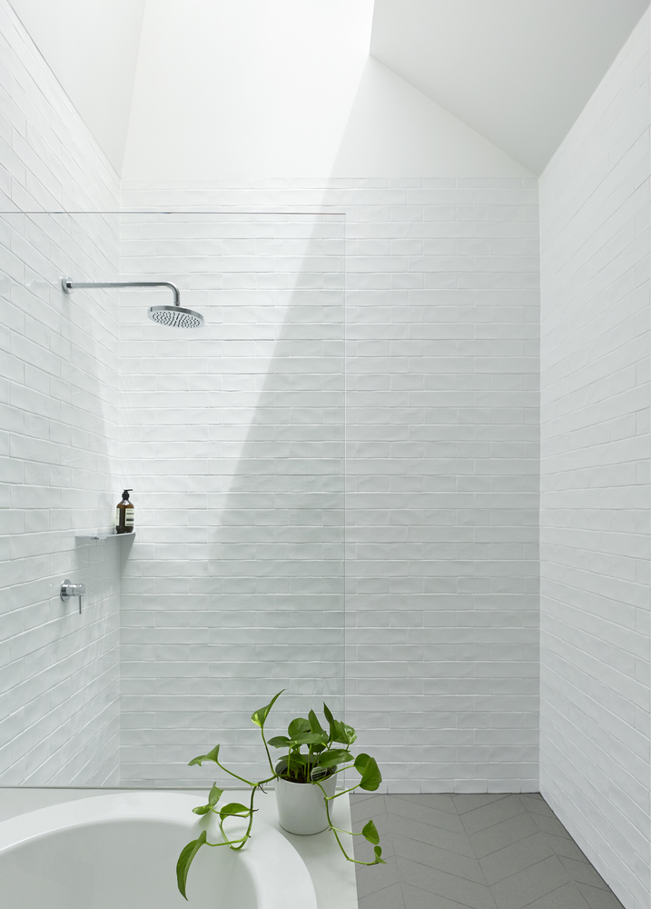 Lichte, minimalistische badkamer door Downie North Architects