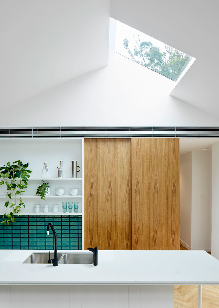 Lichte, minimalistische badkamer door Downie North Architects
