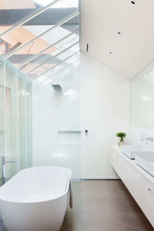 Lichte moderne serre badkamer