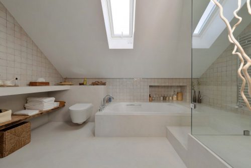 Lichte Portugese badkamer