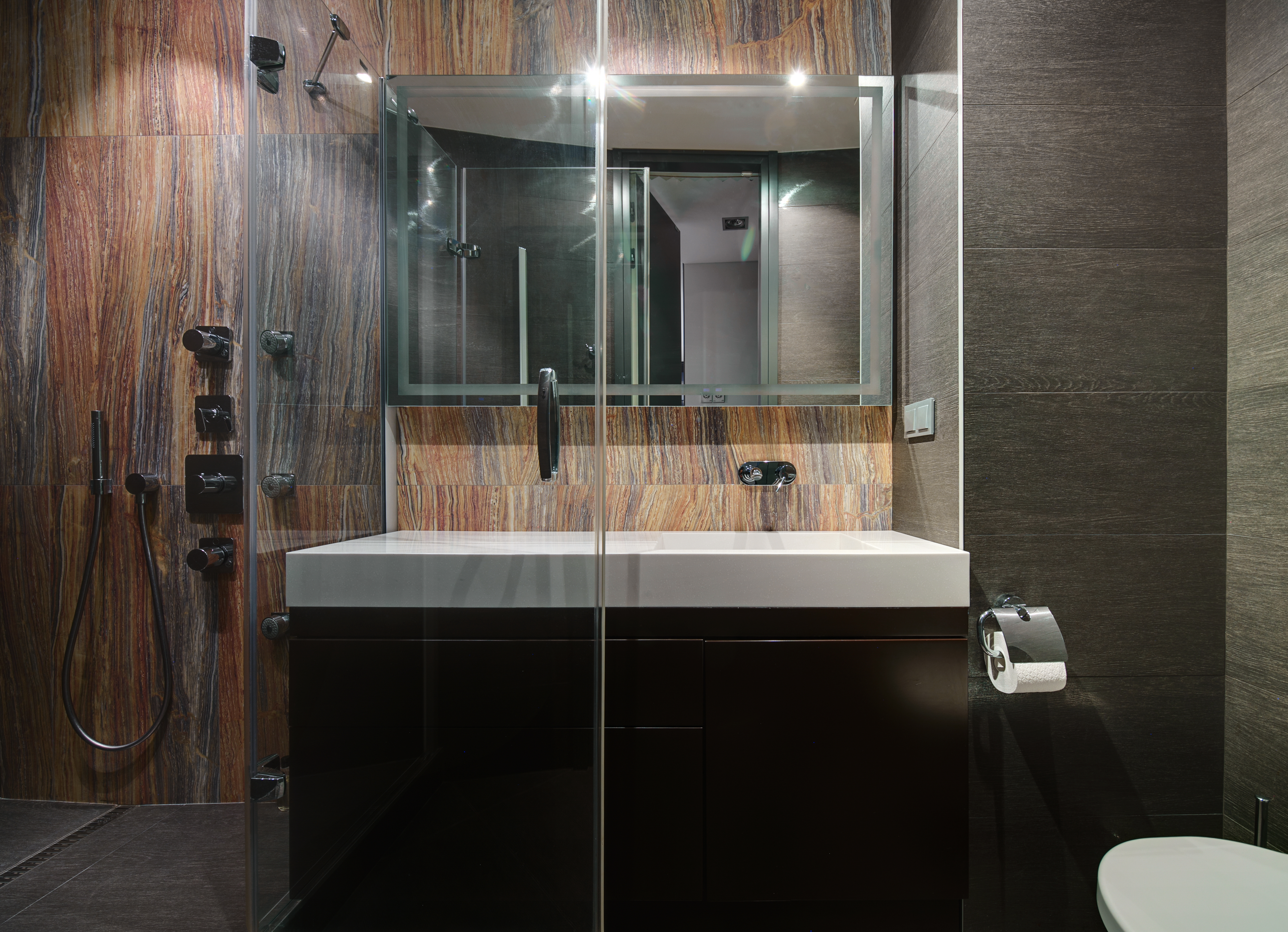 Luxe badkamer met een donker kleurenpalet