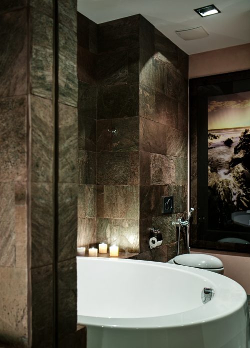 Luxe badkamer met een donker kleurenpalet