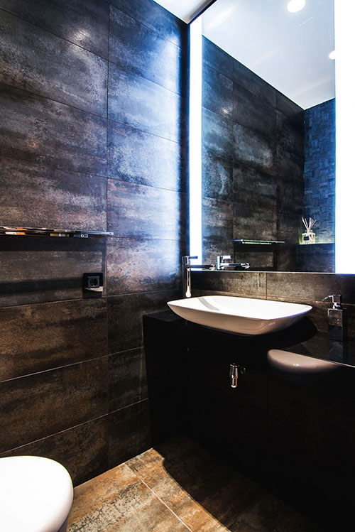 Luxe badkamer met donkere natuursteen