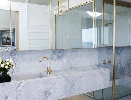 Luxe badkamer met hout, marmer en goud