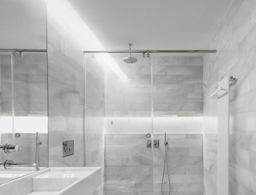 Luxe badkamer met marmer, glas en hout