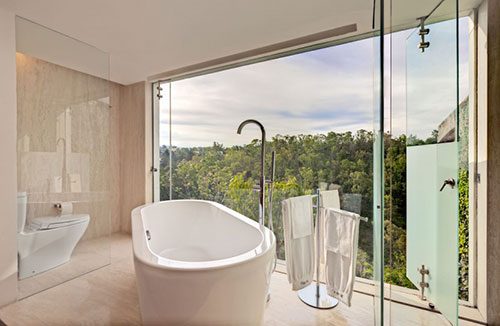 Luxe badkamer met uitzicht