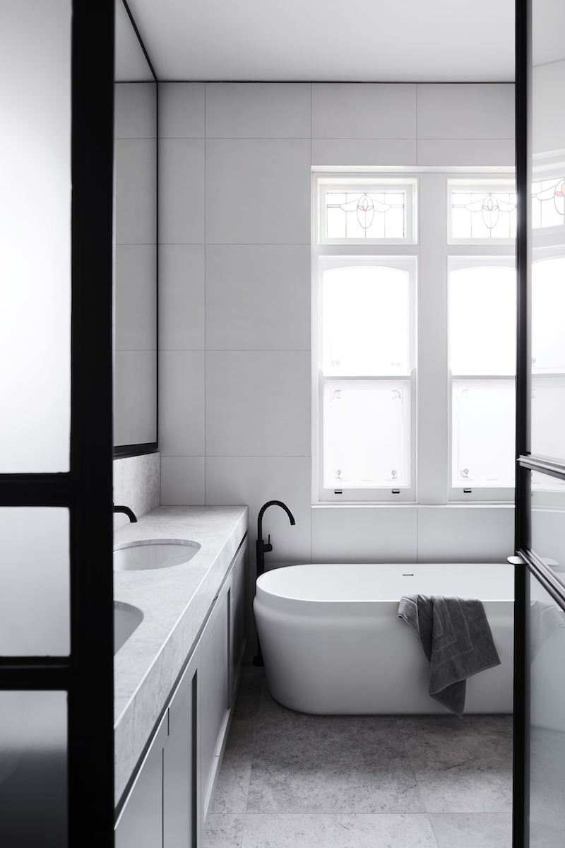 Luxe badkamer met zwarte accenten en marmer