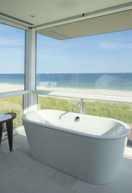 Luxe badkamer met oceaan uitzicht