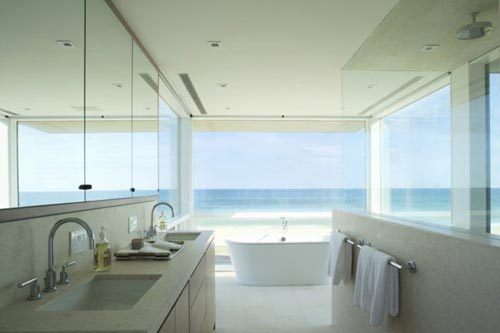 Luxe badkamer met oceaan uitzicht