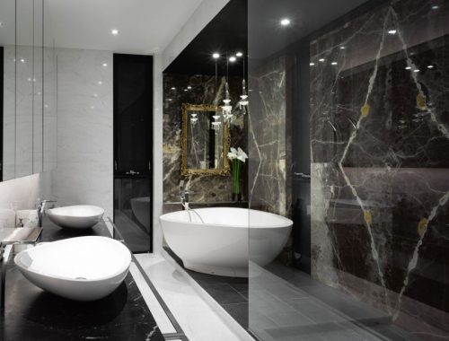 Luxe badkamer met scheidingswand