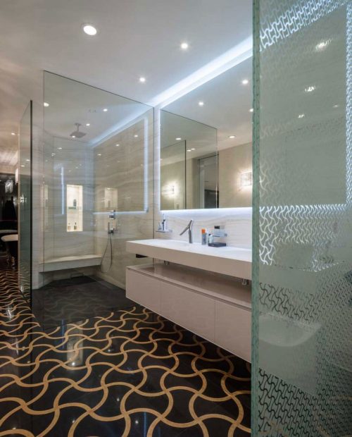 Luxe badkamer van villa Snagov