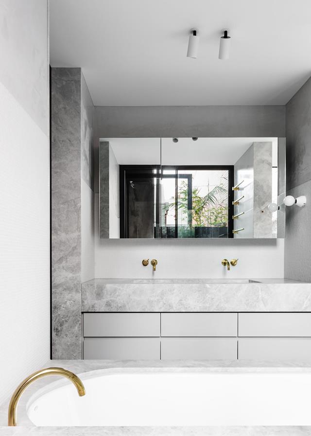 Luxe badkamerontwerp met grijs marmer en goud