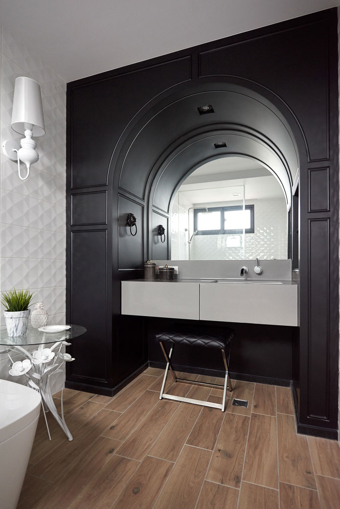 Luxe klassieke badkamer met houtlook tegels