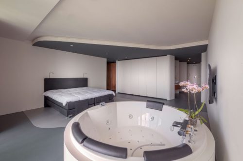 Luxe moderne badkamer in penthouse appartement in De Rotterdam