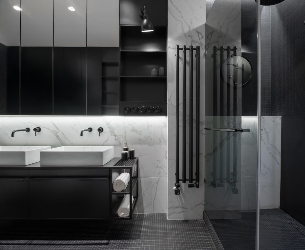 Luxe moderne badkamer in zwart wit