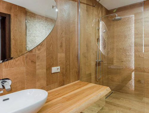 Luxe moderne rustieke badkamer met houtlook tegels