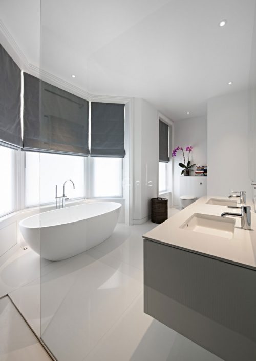 Luxe moderne witte badkamer met erker