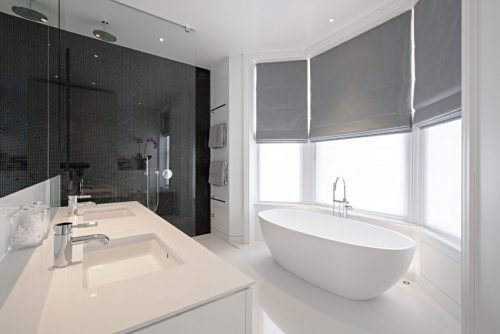 Luxe moderne witte badkamer met erker