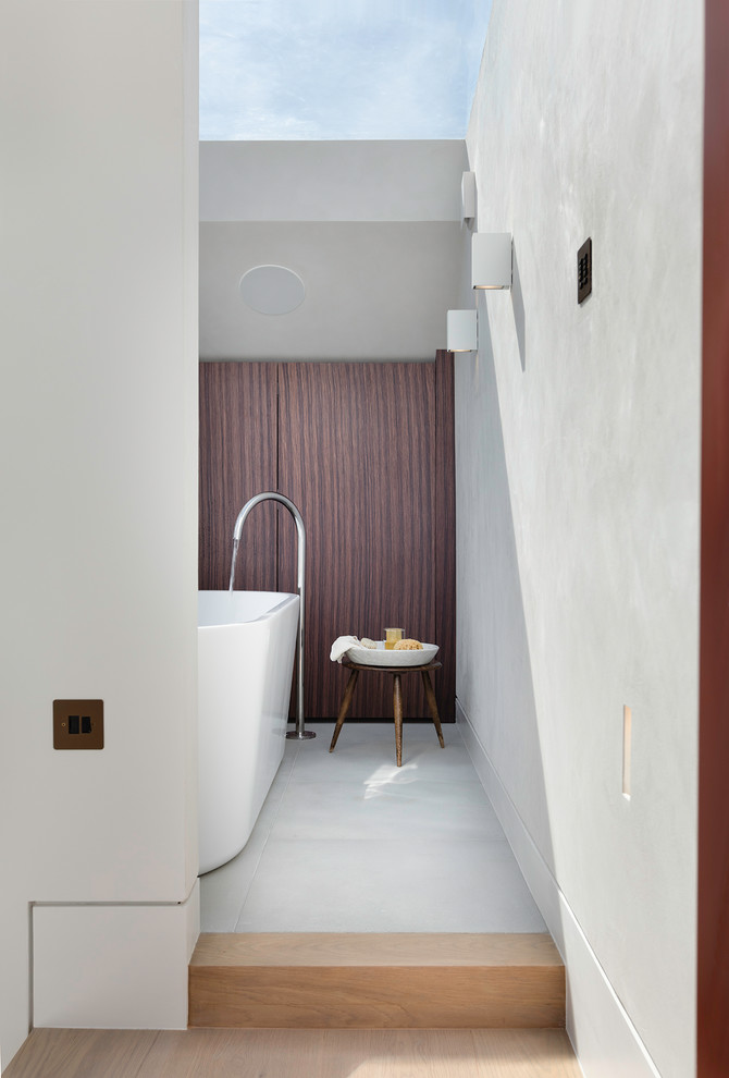 Luxe spa-badkamer met toegang tot zonnig dakterras
