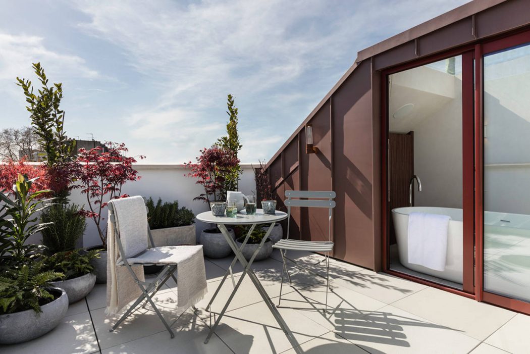 Luxe spa-badkamer met toegang tot zonnig dakterras