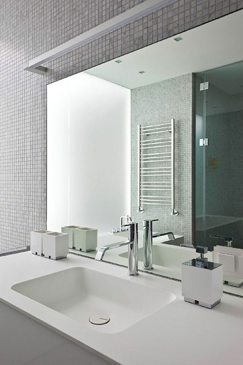 Luxe strakke badkamer met inloopkast