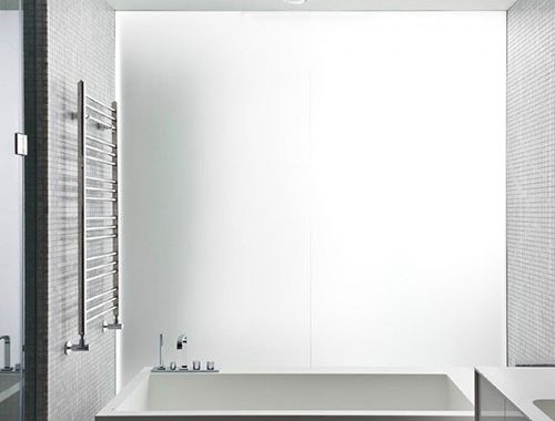 Luxe strakke badkamer met inloopkast