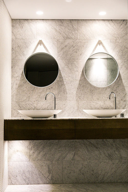 Materialen mix in badkamer ontwerp