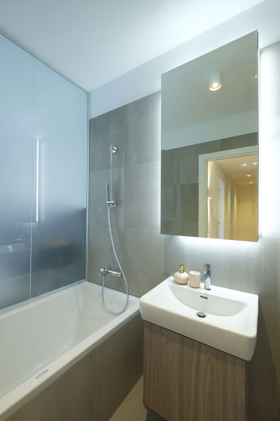 Matglazen wand tussen badkamer en slaapkamer zorgt voor licht en ruimtelijkheid