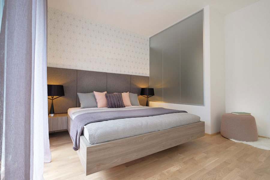 Matglazen wand tussen badkamer en slaapkamer zorgt voor licht en ruimtelijkheid