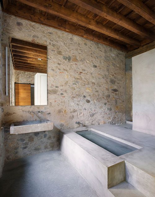 Middeleeuwse moderne badkamer
