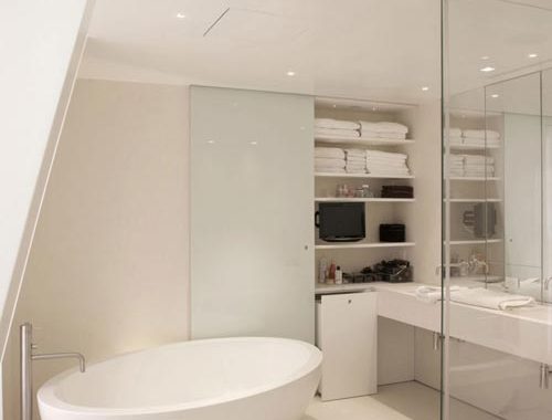 Minimalistisch witte designbadkamer