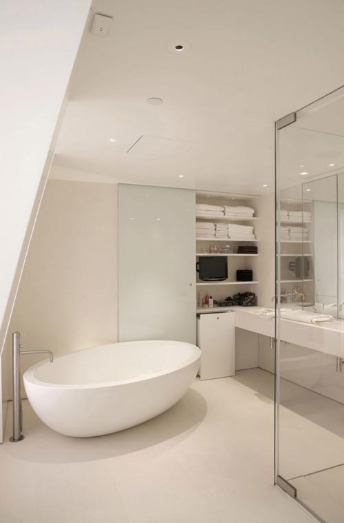 Minimalistisch witte designbadkamer