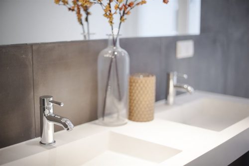 Minimalistische badkamer met betonlook tegels