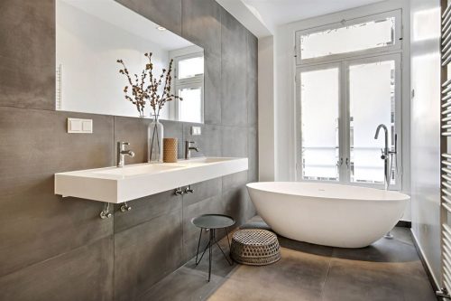 Minimalistische badkamer met betonlook tegels