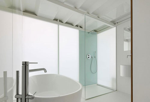 Minimalistische badkamer in loft appartement in Brussel