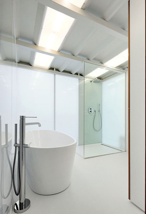 Minimalistische badkamer in loft appartement in Brussel