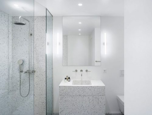 Minimalistische badkamer met gespikkelde witte tegels