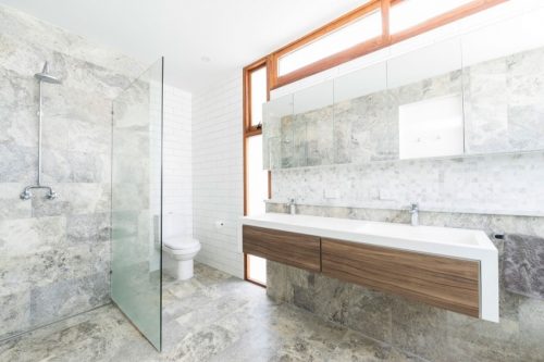 Minimalistische badkamer met marmer