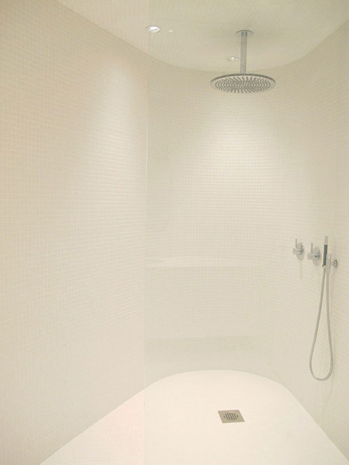 Minimalistische badkamer met ronde muren