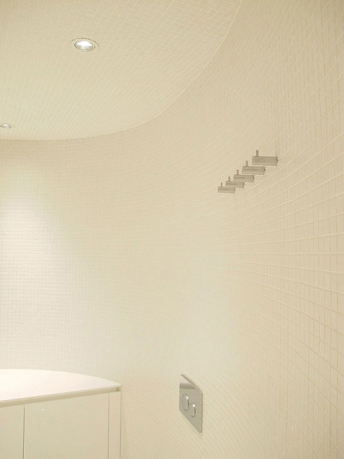 Minimalistische badkamer met ronde muren