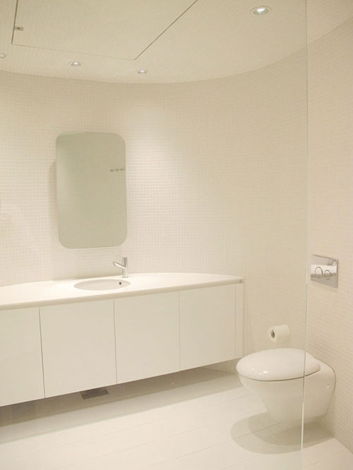 Minimalistische badkamer met ronde muren