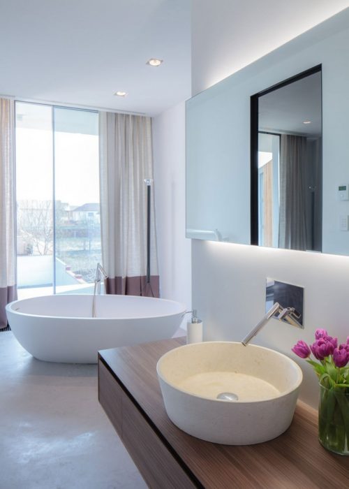 Minimalistische badkamer met sfeer