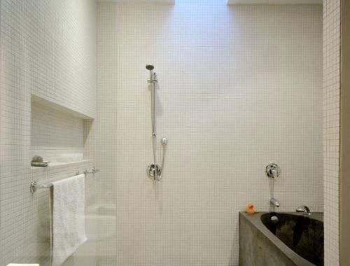 Minimalistische badkamer met witte mozaïek