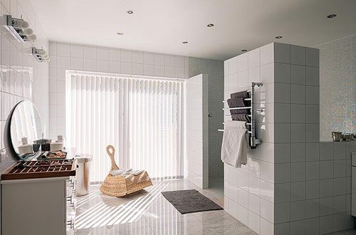 Minimalistische badkamer met witte tegels