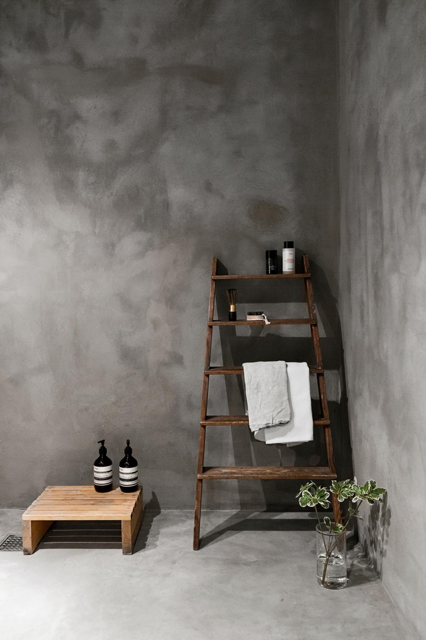 Minimalistische betonlook badkamer